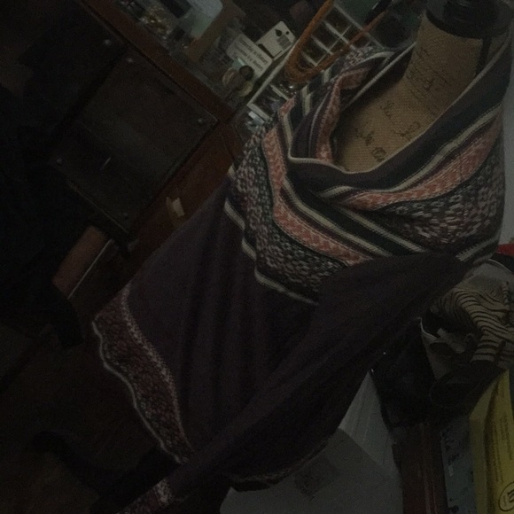 Mult-colored sweater with sleeves. - Picture 2 of 3